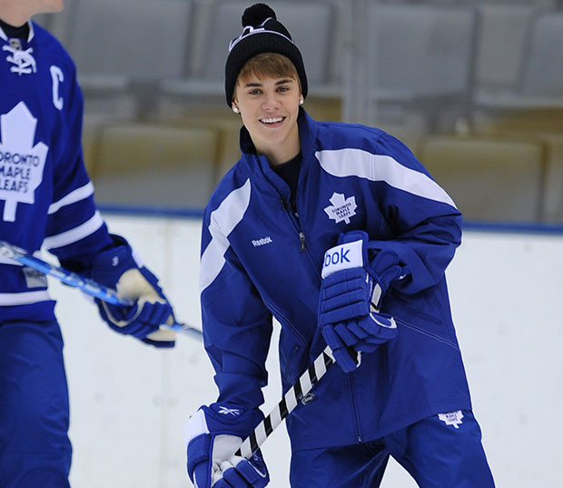 Justin Bieber Shows Off His Hockey Skills With the Toronto Maple Leafs